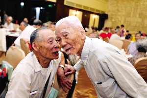 正文 在自己开辟的农场栽植甘薯 本报记者 田恩祥 实习生 黄一