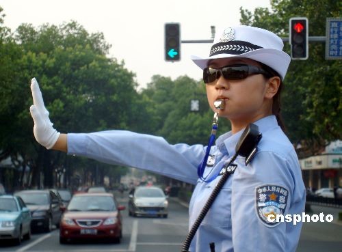 图英姿飒爽女交警首现苏州街头
