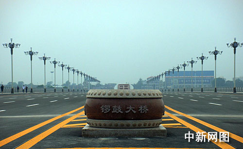 中国首座锣鼓文化景观大桥:独领锣鼓风情(图)