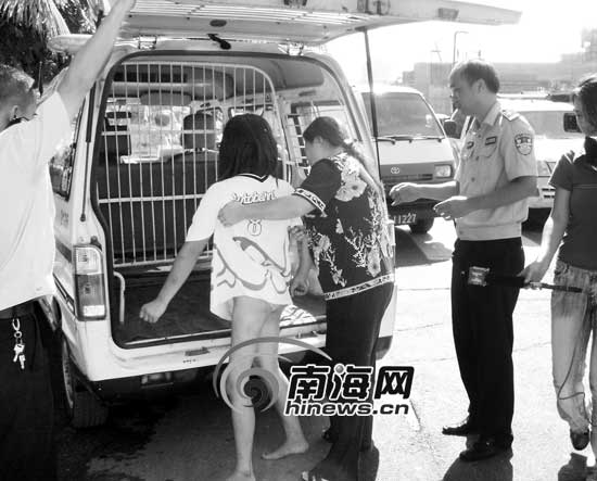 裸体跳舞阻塞交通海口警方送女病人留医图