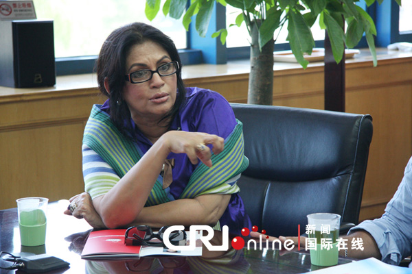 省议会代表团一行,图为马为公认真聆听斯里兰卡议员的提问 孙亚萍摄