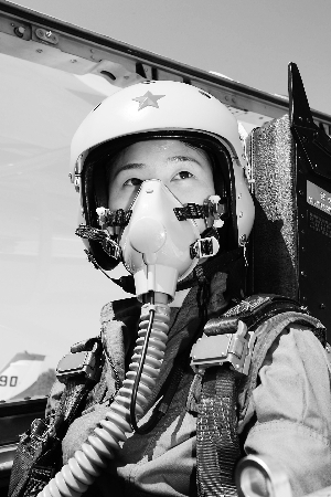 女飞行员进入飞机机舱.