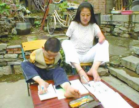 为帮助林州无臂少年生活自理,鼓励他坚强面对人生 “同病”阿姨上门传经_新闻中心_新浪网