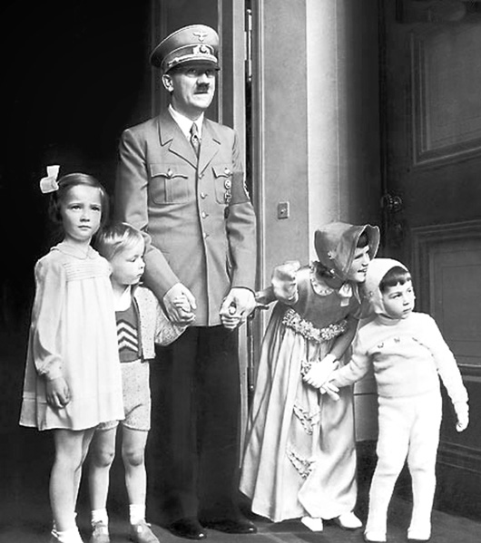 1939年,希特勒和孩子们一起庆祝自己50岁生日,照片中的小朋友据饲是