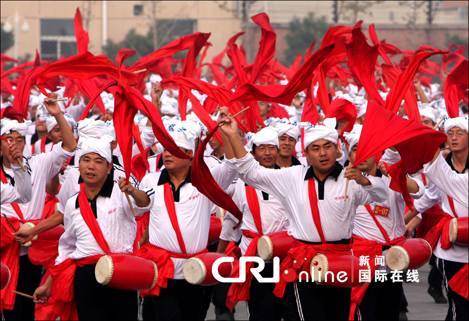 陕西安塞腰鼓方队表演气势宏大(高清组图)