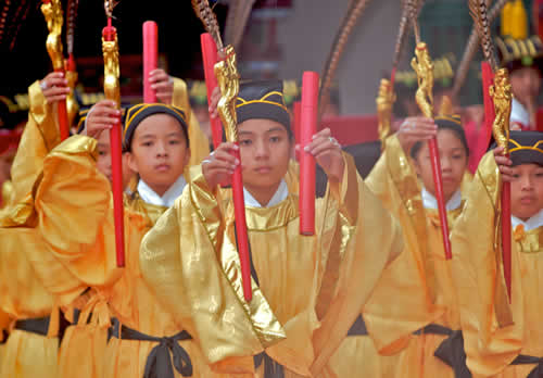 大龍國小學生擔任佾生,跳八佾舞祭孔.