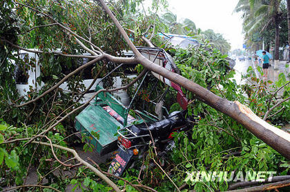 台风"凯萨娜"影响海南三亚 海浪高达2米多