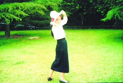 上世纪80年代末,白衬衣,长裙子在长沙非常流行.肖健 供图