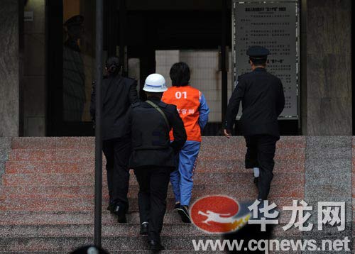 谢才萍被押解到法庭 万难 摄