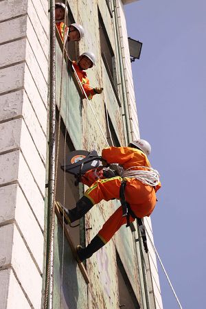 消防员正在进行隧洞救援演练和高楼救援演练.宋剑锋