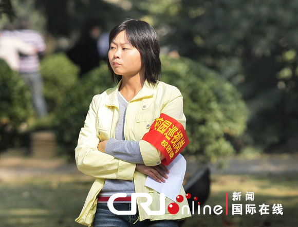 南京"红袖章"游走校园 提醒学生情侣别太亲昵(图)