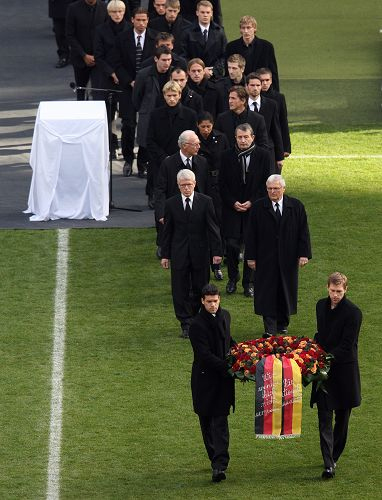 德国42年最大公共葬礼举行 10万人送别恩克(图)
