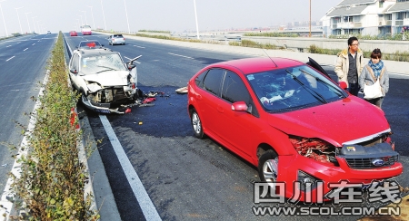 通车首日金丰高架发生严重车祸
