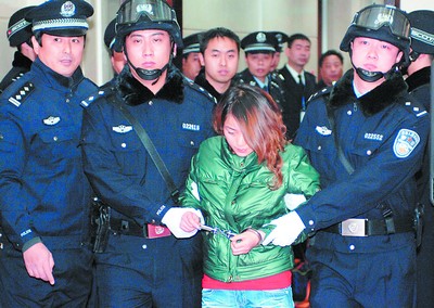 昨日,在西安咸阳国际机场,警方押解"偷婴案"犯罪嫌疑人葛倩茹走出候机