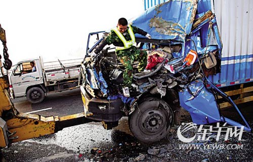 广州绕城高速车祸图片