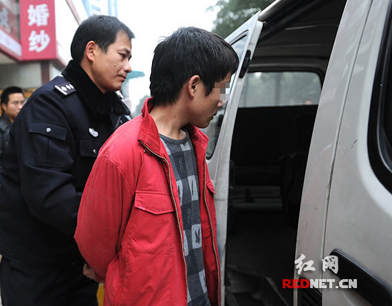 一男子入室盗窃被抓 保安称房门要反锁才安全