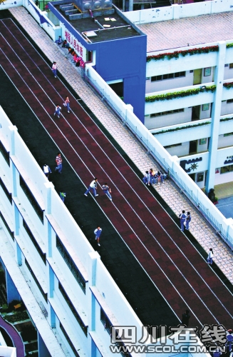 《来围观蛇口东湾小学的"空中跑道》的帖子颇为火热,成为深圳本土