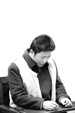 昨日,南京,受害人康伟东的父亲康帮国在得知判决结果后,手捧儿子儿媳