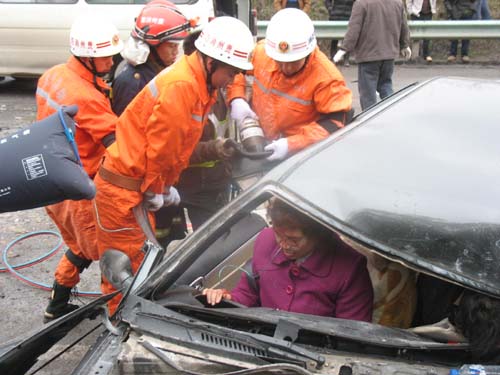 贵州贵毕公路车祸致2死3伤(组图)