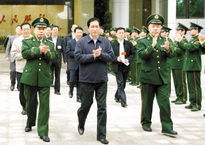 谭国箱,陈应春等市领导前往深圳特检站慰问.