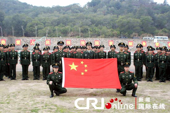 武警厦门支队为三百余名新兵授衔