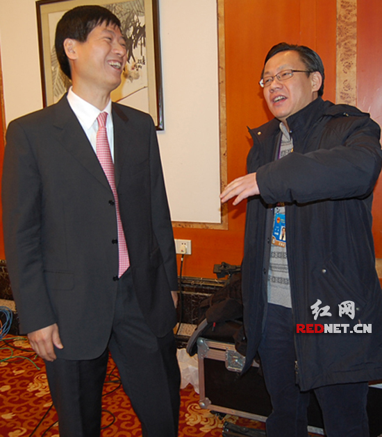 国家税务局党组书记,局长程安亭(左)共商进一步办好《税务》频道大计