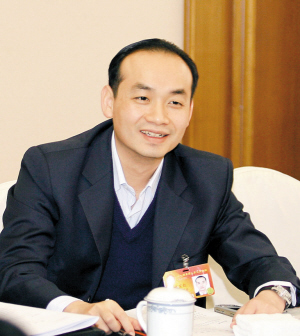 全国人大代表,南岭村社区党委书记张育彪深圳特区报特派记者 许业周