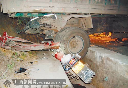 岑溪一大卡车冲进事故处置现场 致8人死亡6人受伤