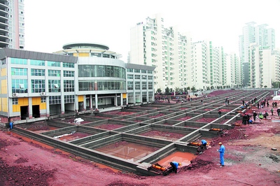 在衡阳市高新技术产业开发区内,施工人员在对建筑物进行整体平移