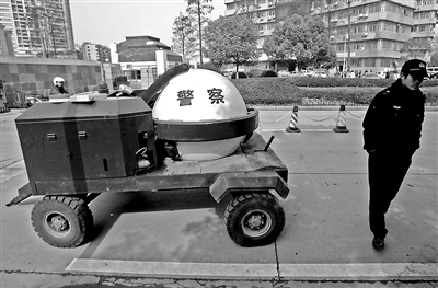 街头上演真实版"拆弹部队"