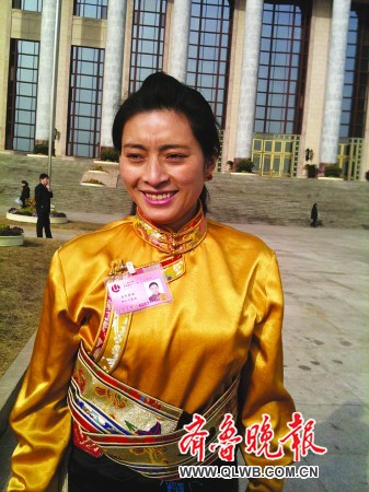 一朵美丽的格桑花格外引人注目,她就是来自康巴卫视的藏族主持人启米