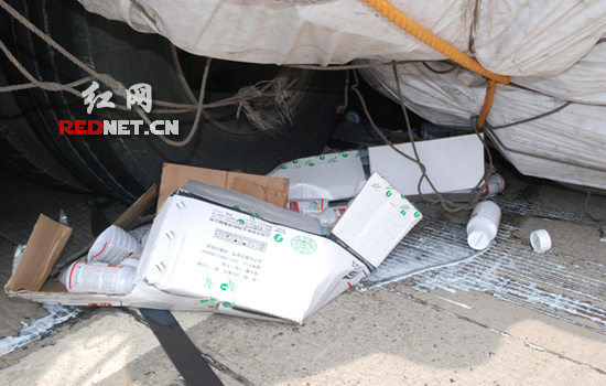 货车超载10吨农药 捆绑不牢敌敌畏高速公路上散落