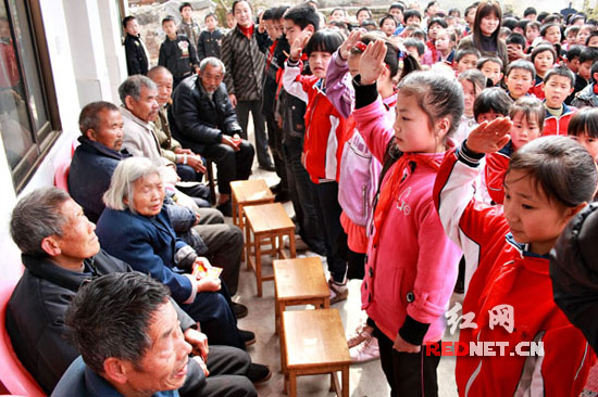 邵阳市板桥乡师生为敬老院献爱心