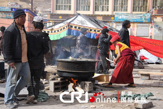 喇嘛在青海玉树参与抗震救灾