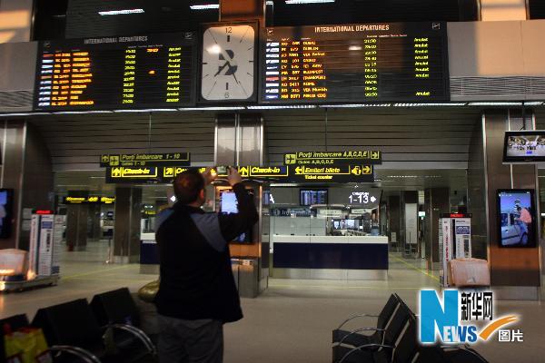 4月17日,罗马尼亚首都布加勒斯特科安达国际机场电子显示屏显示航班