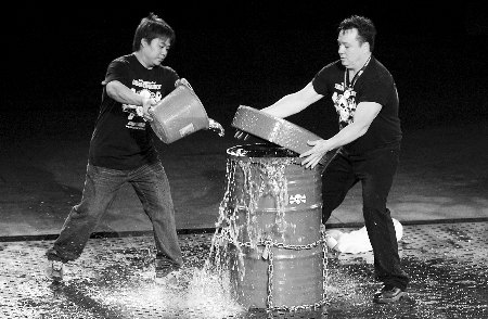 两分钟戴着手铐从铁桶里逃生