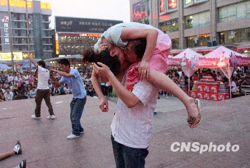 西安男女街头创意接吻大挑战(组图)