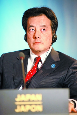 日本首相鸠山由纪夫(右)一手扶着民主党干事长小泽一郎的手臂