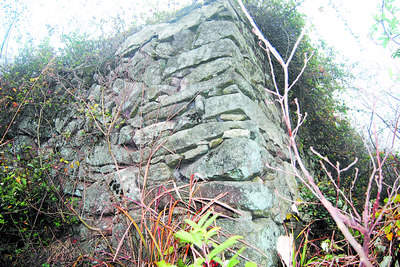 抗战部队留下的简易行军灶.杨汉域将军勒石.