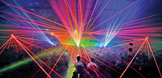 火焰似舞者 光束如琴弦