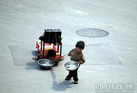 網友發帖引關注 操控殘疾兒童乞討團伙被刑拘(圖)_新聞中心_新浪網