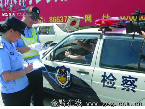 警车不是警察开!