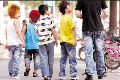 徐老师和他们一起上街,如同大人带了一群孩子.