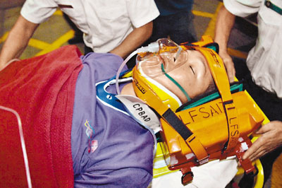 港澳学生世博参访团返港遇车祸 3车相撞35人伤