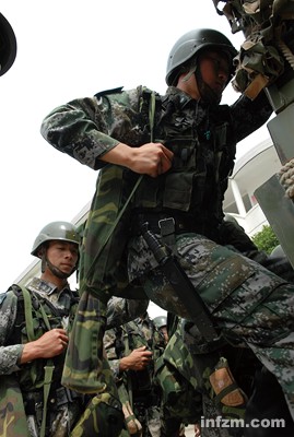 刀比喻自己8月,美国101空中突击师在阿富汗增兵,28日,俄罗斯空降兵出