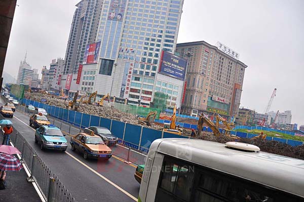 長沙五一路立交橋東西向橋體拆除工程緊張進行