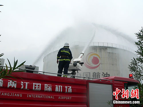 图:桂林两江国际机场开展联合消防演练
