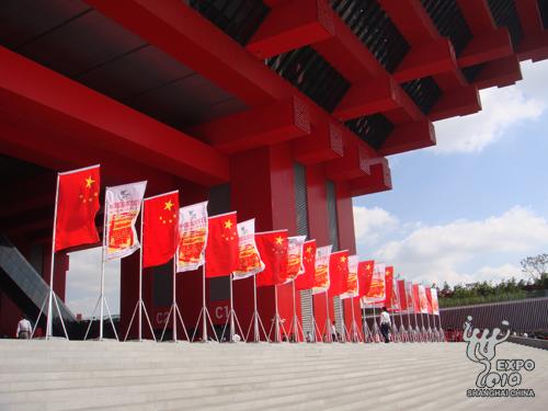 中国馆9米平台的插旗随风飘扬