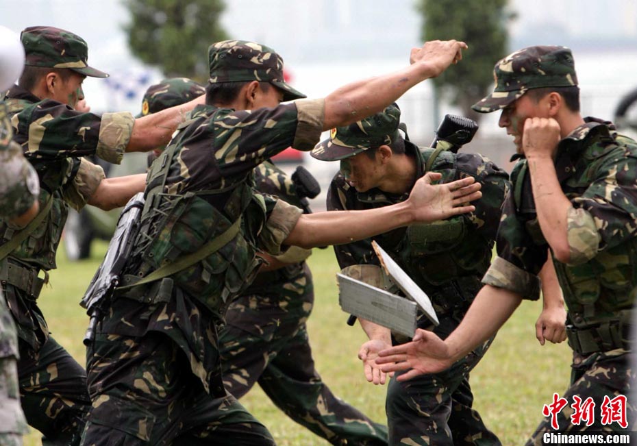 特种兵在香港昂船洲海军基地进行"猎人战斗"演练,展示过硬的搏击功夫