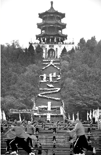 传说中的18铜人阵亮相迎宾式